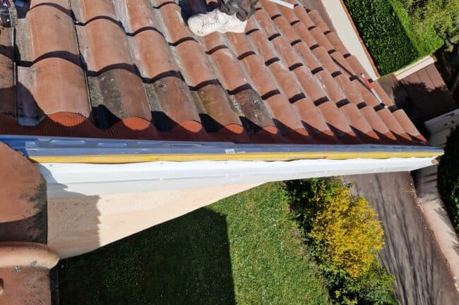 Bord de toit terminé avec habillage aluminium et tuiles de rive à Pibrac