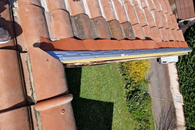 Faîtage à sec posé sur closoir ventilé le long du bord de toit à Pibrac