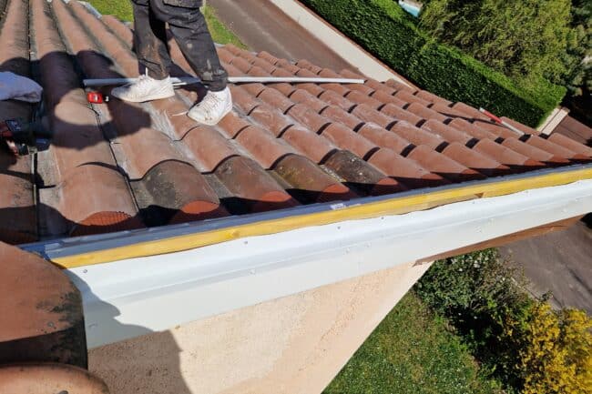 Planche de rive neuve habillée en aluminium blanc à Pibrac