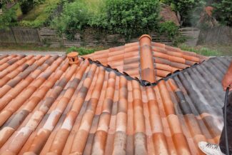 nettoyer sa toiture toulouse couvreur J Naveri