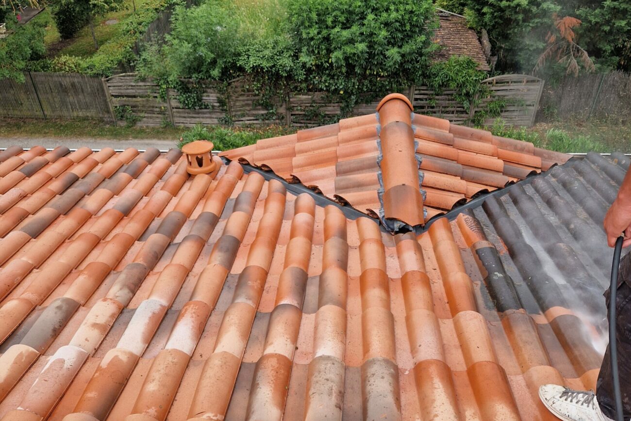 Nettoyer Sa Toiture Toulouse Couvreur J Naveri