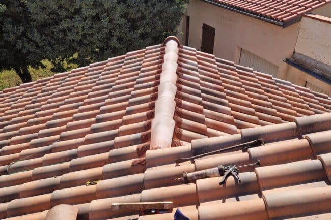 Faîtage à sec avec closoir ventilé sur une toiture à La Salvetat-Saint-Gilles
