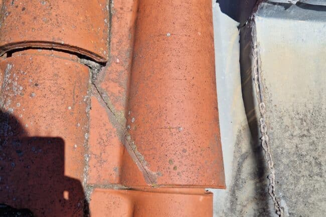 Tuile fissurée le long d'un mur avant remplacement à La Salvetat-Saint-Gilles