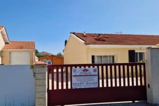 Maison à toiture rénovée vue depuis le portail à Toulouse