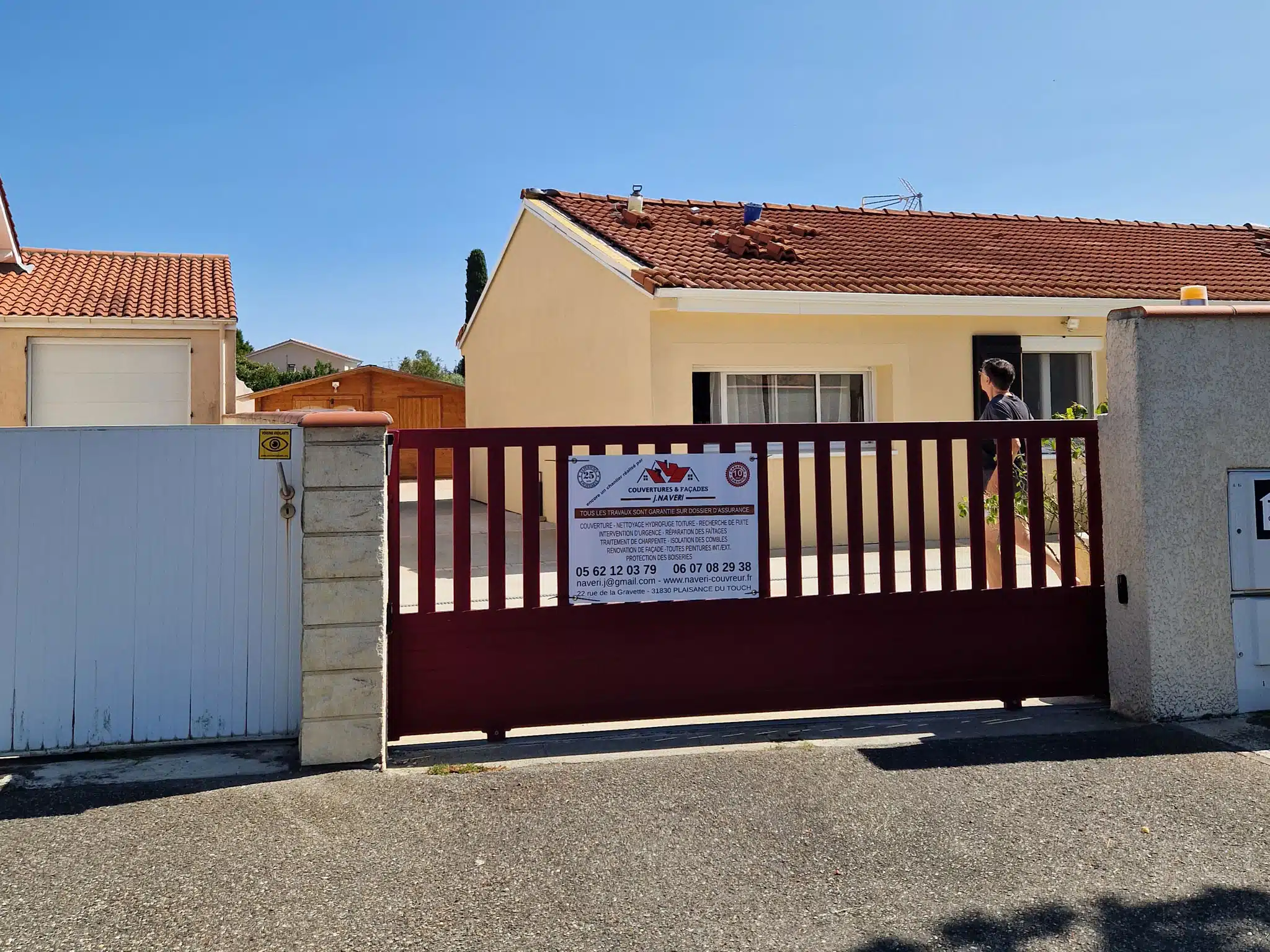 Panneau de chantier devant un portail lors d'une réfection à Toulouse