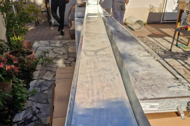 J Naveri renovation toiture colomiers Gouttière aluminium sans soudure posée en bord de toit à Colomiers