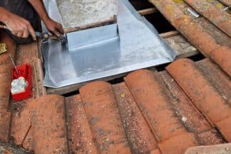 Bavette zinc façonnée pour l'étanchéité de la cheminée à Toulouse