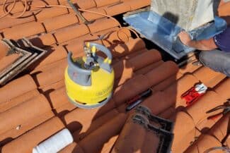 Chalumeau utilisé pour l'étanchéité de la cheminée à Toulouse
