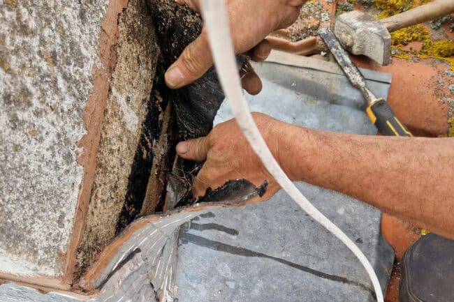 etancheite-toiture-toulouse-couvreur-zingueur-31-J-Naveri-20240908_132636 Application du mastic d'étanchéité au pied d'une cheminée à Toulouse