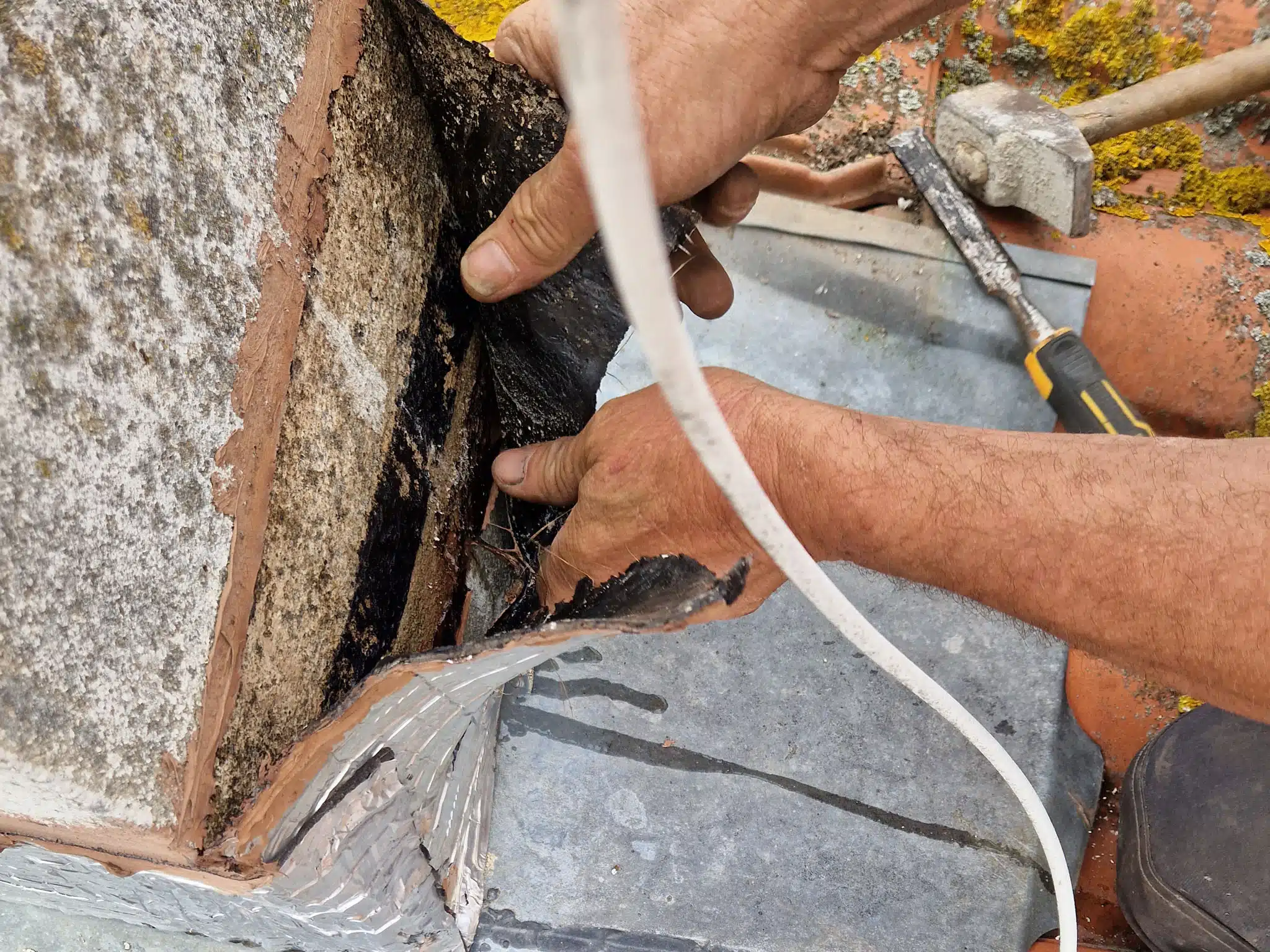 Application du mastic d'étanchéité au pied d'une cheminée à Toulouse
