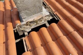 Souche de cheminée ouverte pendant la réfection de l'abergement à Toulouse