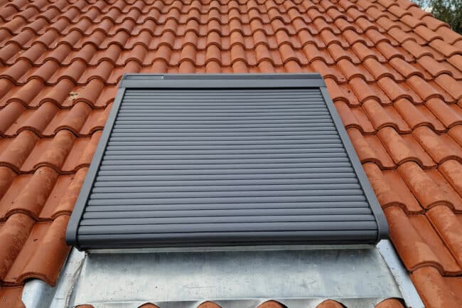 installation-velux-blagnac J-Naveri-couvreur-31 Fenêtre de toit équipée d'un volet roulant solaire à Blagnac