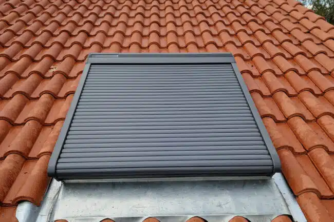 installation-velux-blagnac J-Naveri-couvreur-31 Fenêtre de toit équipée d'un volet roulant solaire à Blagnac