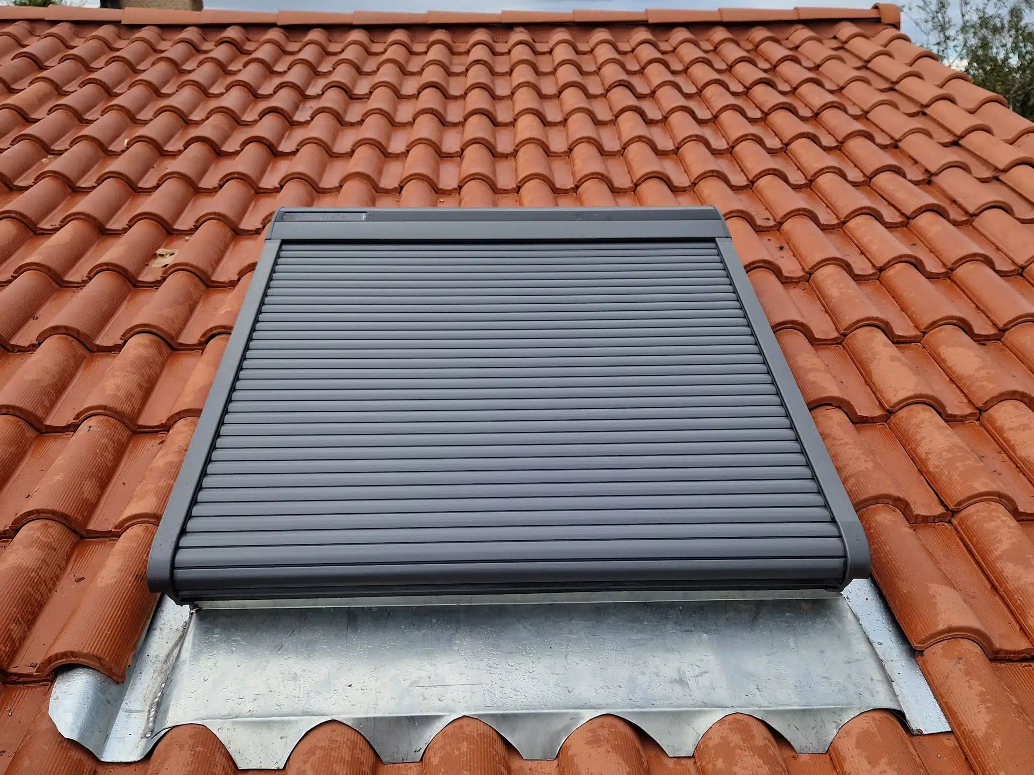 Fenêtre de toit équipée d'un volet roulant solaire à Blagnac