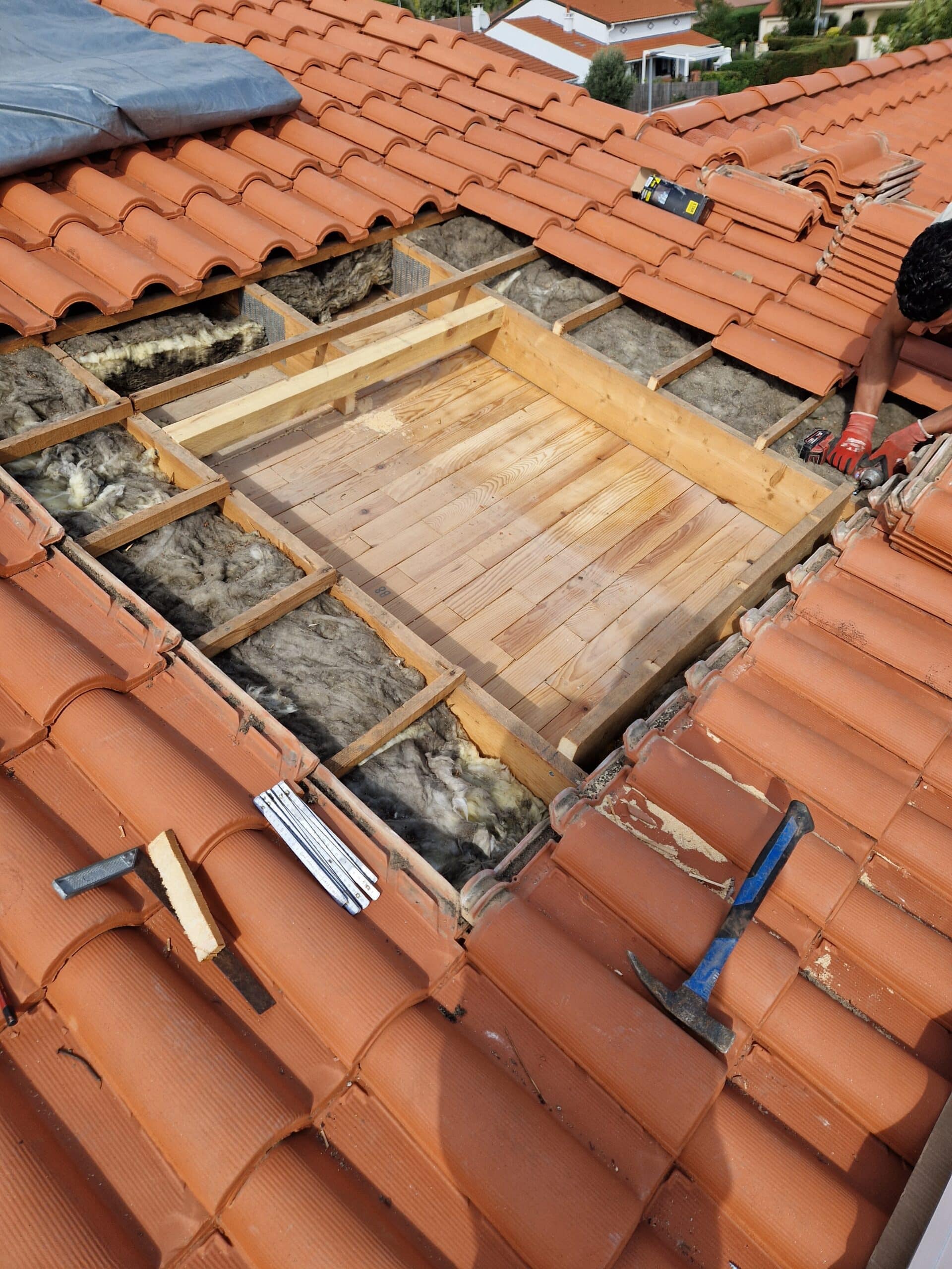 ouverture de toit Velux Blagnac couvreur J Naveri-20241010_145246 Chevêtre et charpente préparés pour la fenêtre de toit à Blagnac