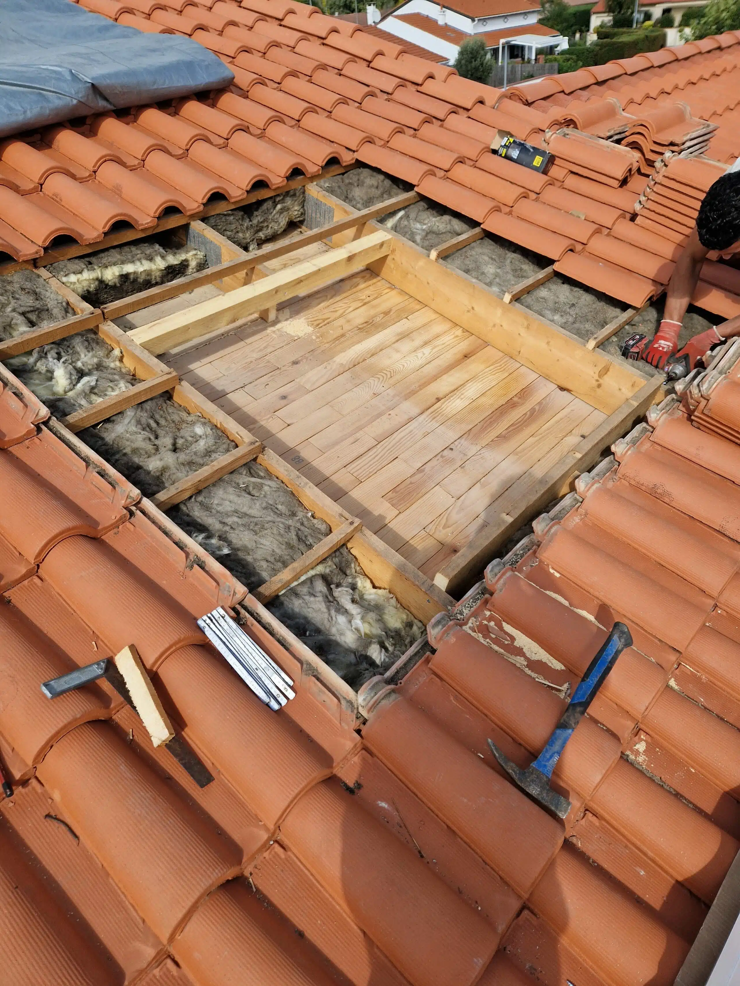 ouverture de toit Velux Blagnac couvreur J Naveri-20241010_145246 Chevêtre et charpente préparés pour la fenêtre de toit à Blagnac