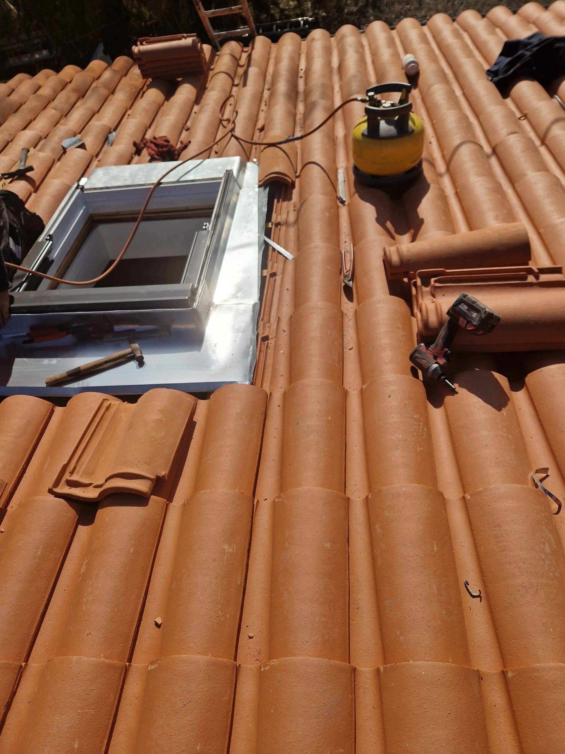 etancheite velux quint fonsegrives couvreur J Naveri 20241130_111914 Raccord d'étanchéité en zinc autour de la fenêtre de toit à Quint-Fonsegrives