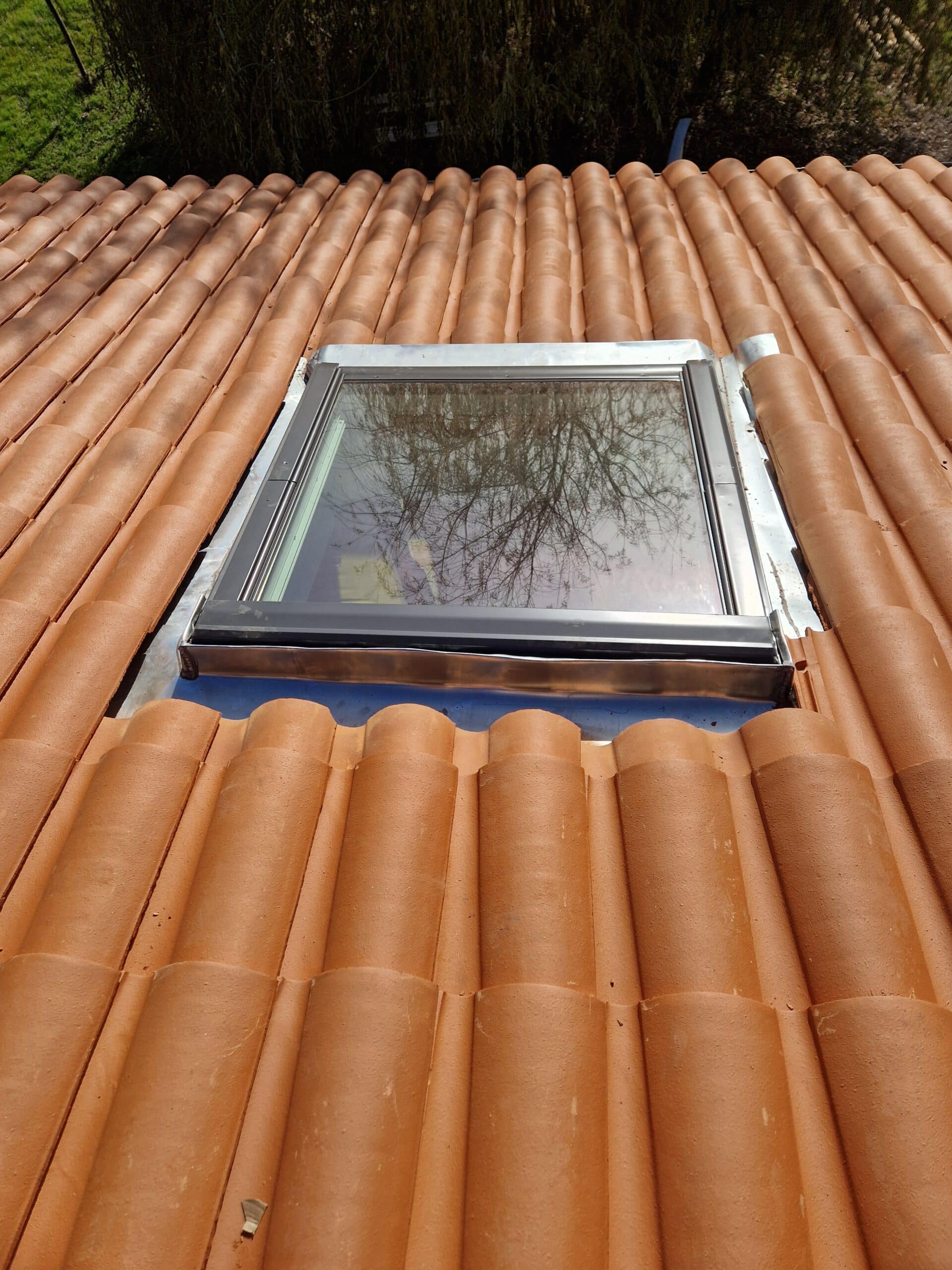pose velux quint fonsegrives J Naveri 20241130_121930 Fenêtre de toit posée dans une couverture en tuiles canal à Quint-Fonsegrives