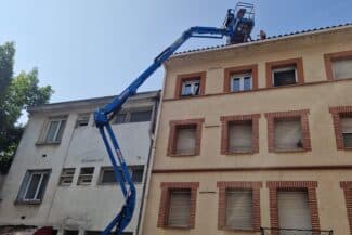 Nacelle élévatrice en place devant la façade de l'immeuble à Toulouse