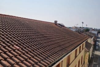 Grande toiture d'immeuble vue en enfilade à Toulouse