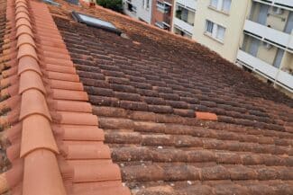Faîtage d'un immeuble en cours de réfection à Toulouse