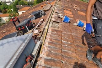 Matériel et matériaux disposés sur la toiture de l'immeuble à Toulouse