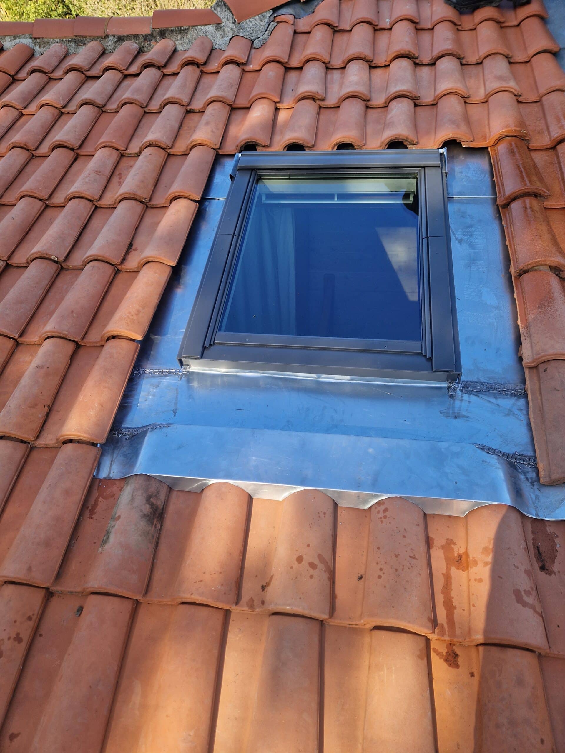 fenetre de toit Velux toulouse J Naveri-20241116_140656 Fenêtre de toit encastrée avec bavette d'étanchéité à Toulouse