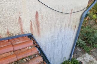 Mur marqué de traces vertes avant nettoyage de façade à Balma