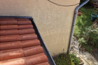 Toiture en tuiles et mur clair après nettoyage de façade à Balma