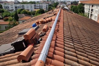 Toiture d'immeuble en cours de travaux avec matériel à Toulouse