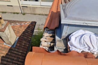 Tuiles de rive et matériaux en attente sur le bord de toit à Toulouse