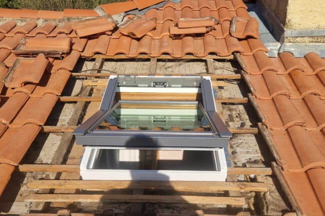velux-couvreur-toulouse-J-Naveri Fenêtre de toit neuve posée dans une couverture en tuiles à Toulouse