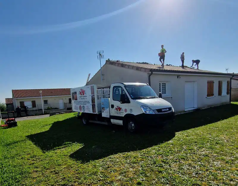 Utilitaire de l'entreprise garé devant une maison à Toulouse