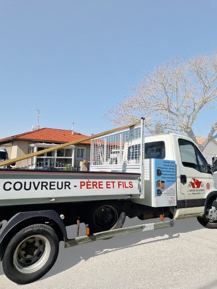 Camion de l'entreprise père et fils devant une maison