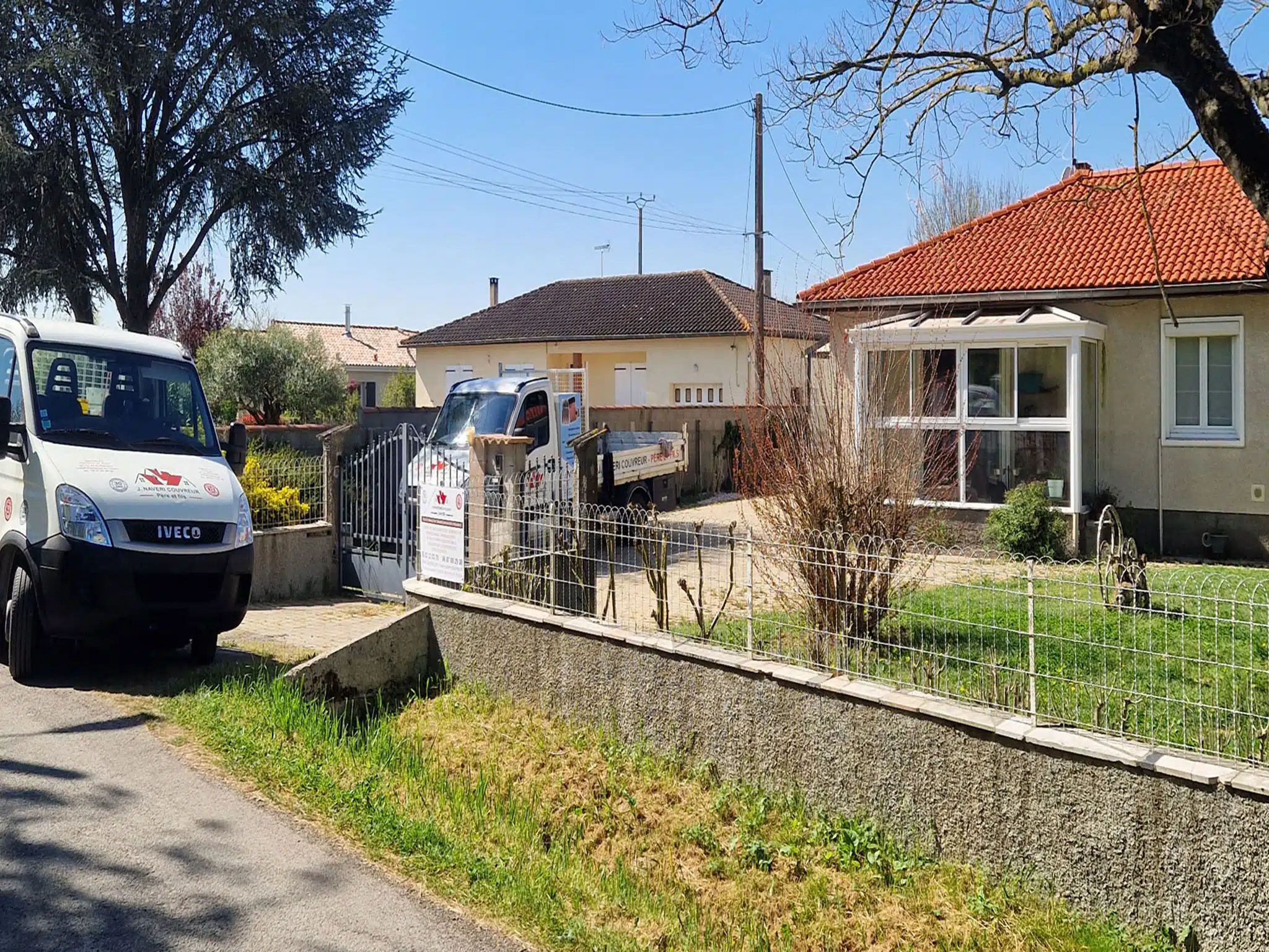 couvreur-auch-32-J-Naveri Camionnette de l'entreprise devant une maison à Auch