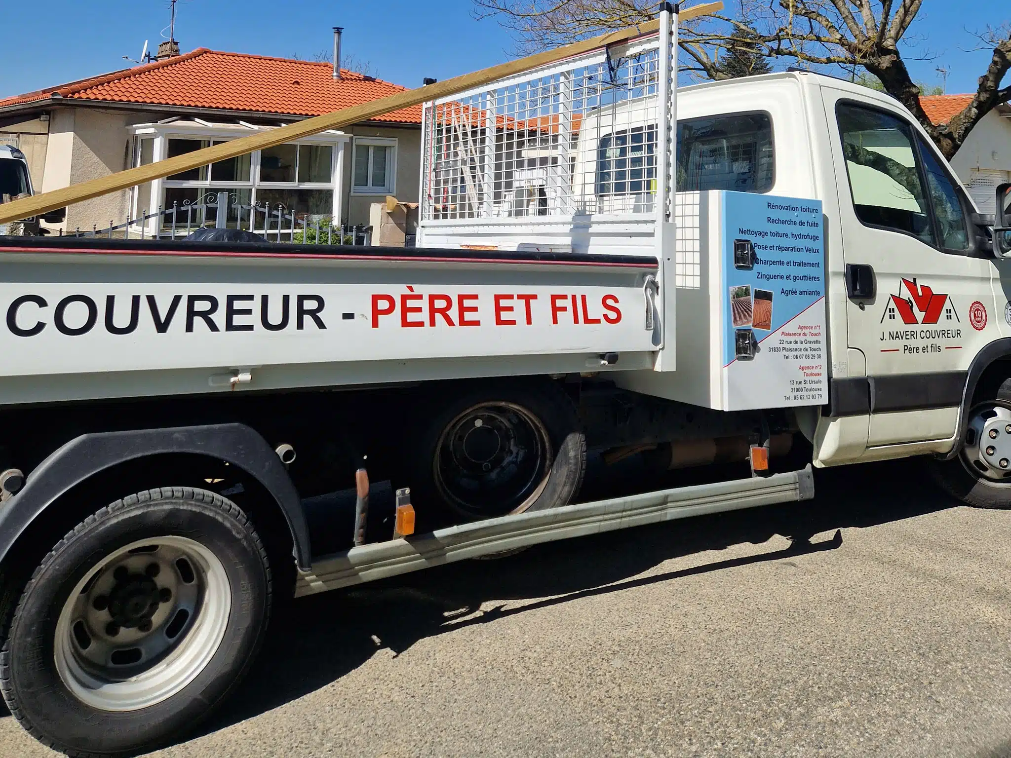 couvreur-auterive-J-Naveri-31 Camion de l'entreprise familiale père et fils sur un chantier à Auterive