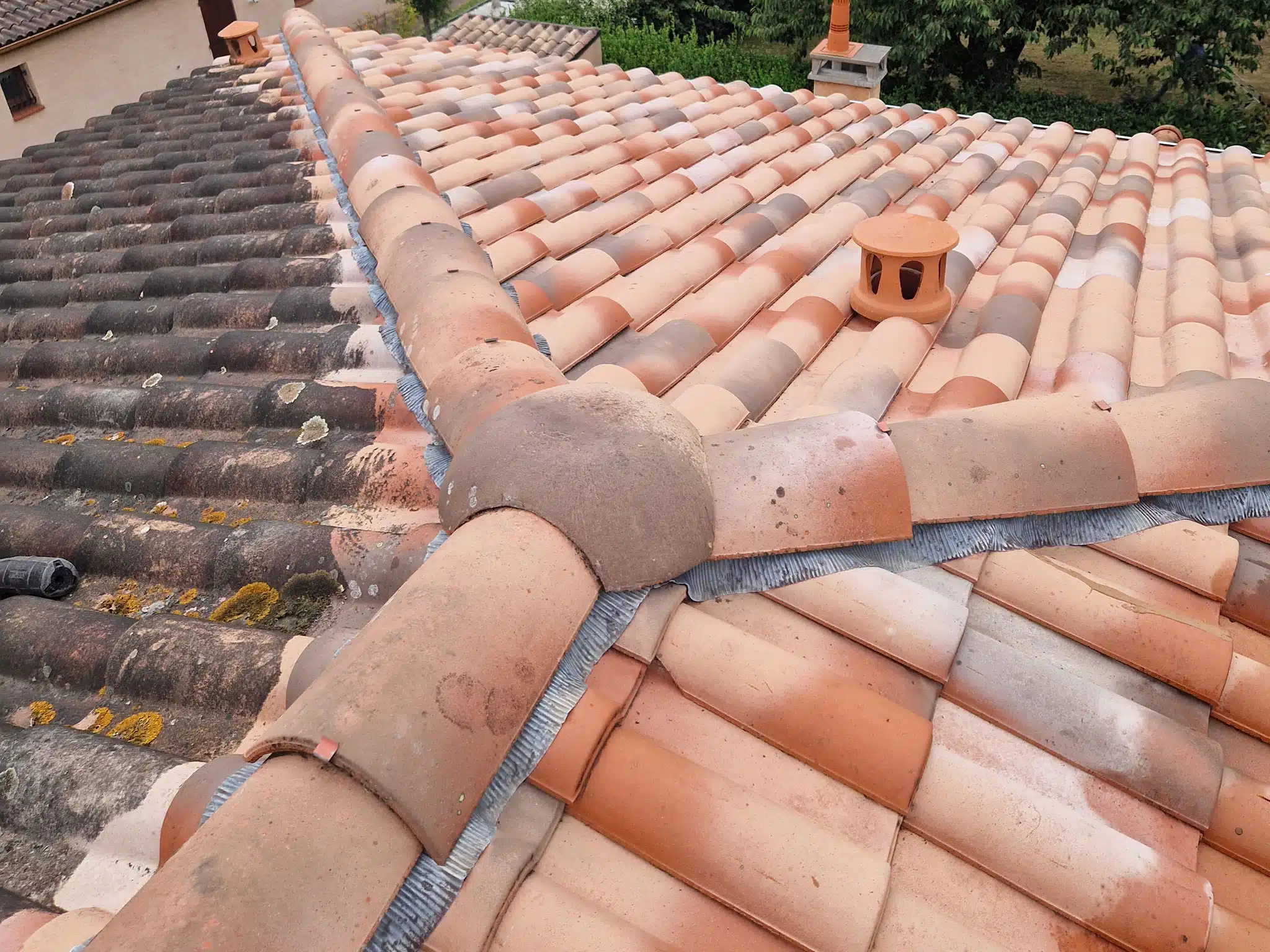Faîtage et tuiles de rive sur une toiture à L'Isle-Jourdain