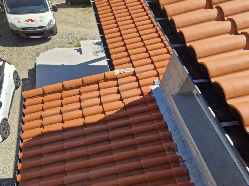 Noue en zinc encastrée entre deux pans de toiture en tuiles à Eaunes