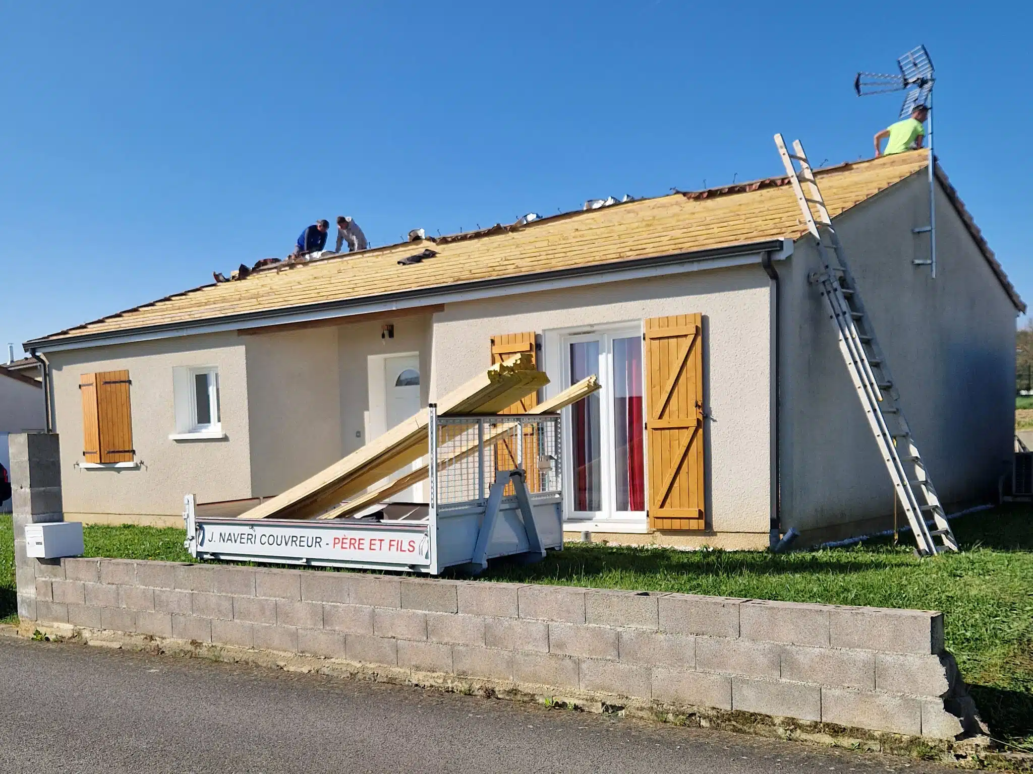 Maison avec toiture rénovée et échafaudage en fin de chantier à Eaunes