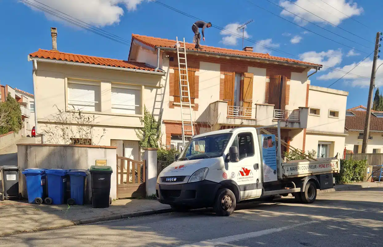 Camion de l'entreprise devant une maison de village à Fontenilles