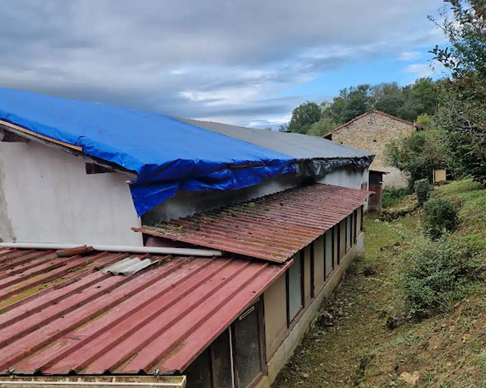 Toiture bâchée en urgence après sinistre à Frouzins