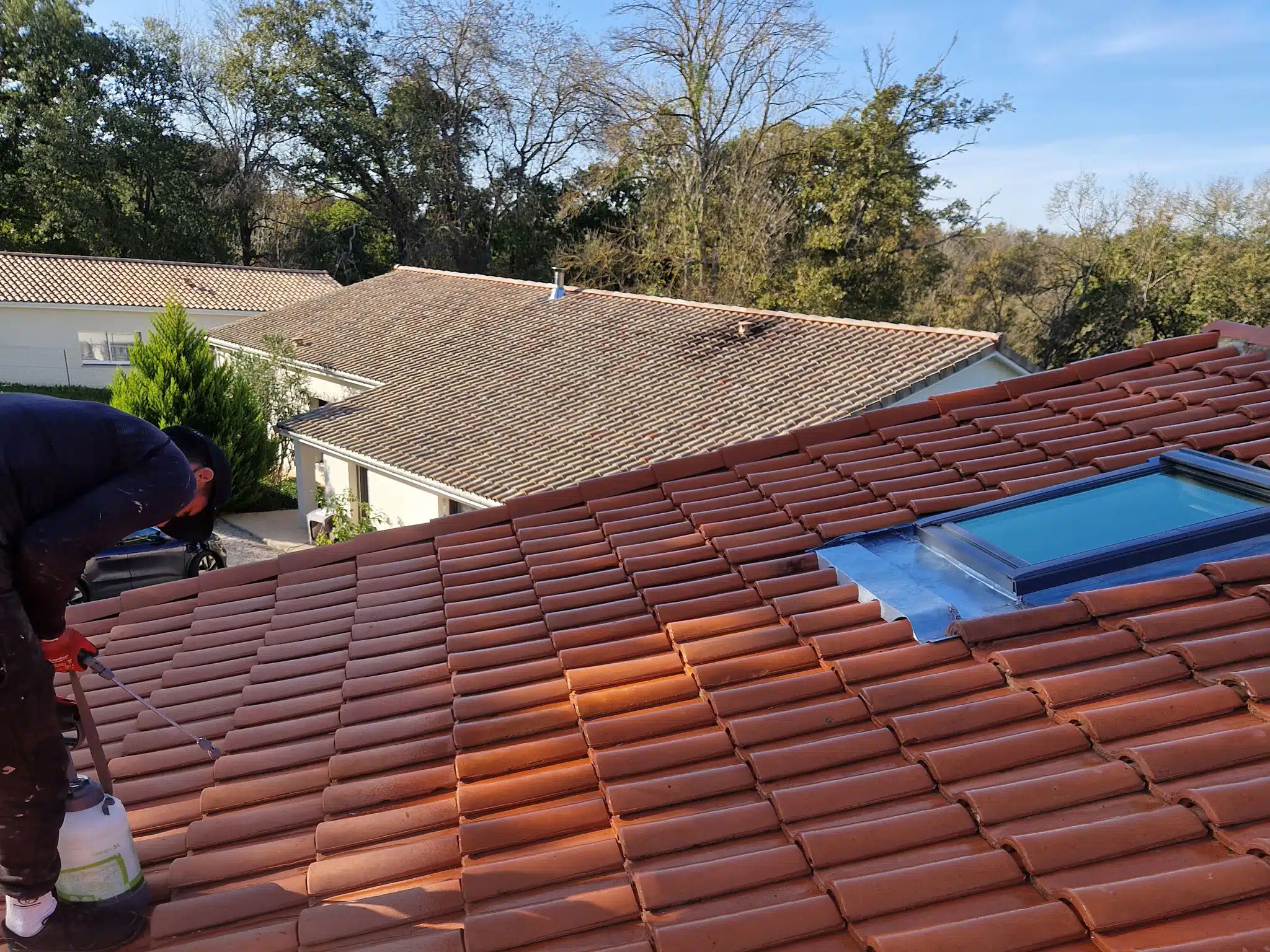 Fenêtre de toit installée sur une couverture en tuiles à Landorthe