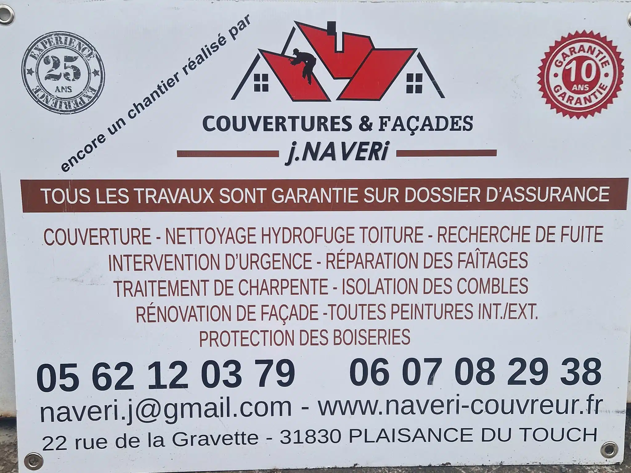 Panneau de chantier avec les coordonnées de l'entreprise