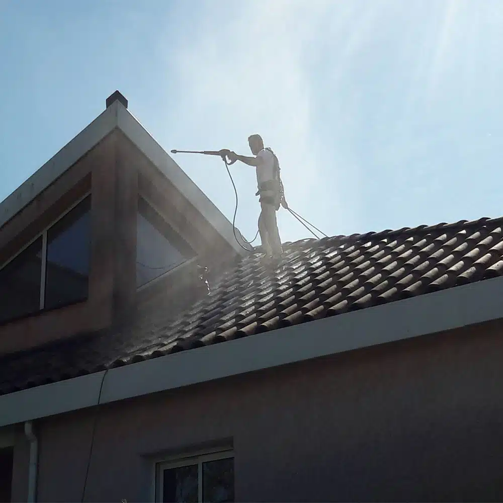 Nettoyage haute pression d'une toiture en ardoise aux Pradettes