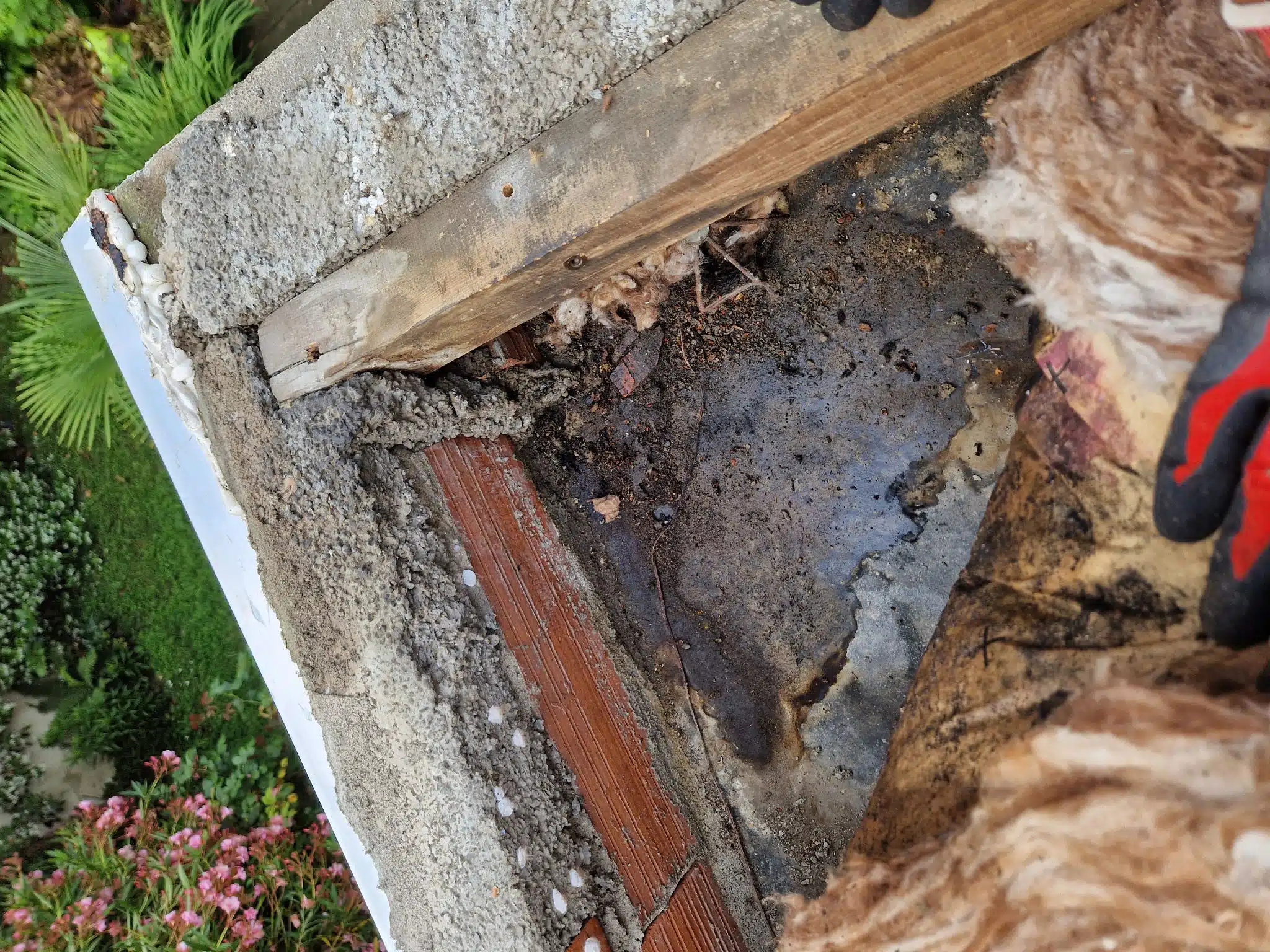 couvreur-portet-sur-garonne-31-J-Naveri Chéneau obstrué par des débris à l'origine d'une fuite à Portet-sur-Garonne