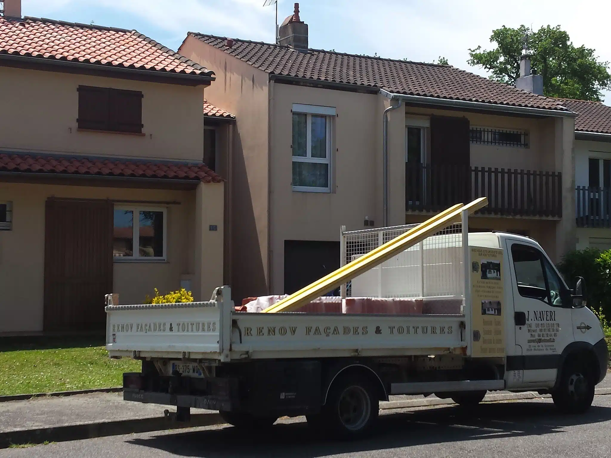 Camion-benne de l'entreprise devant une maison en chantier aux Sept Deniers