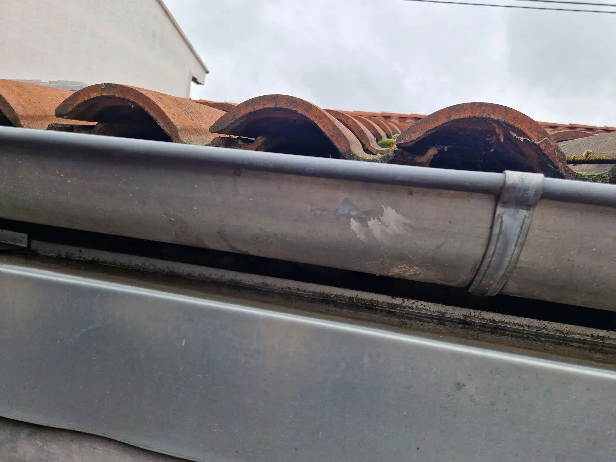 Gouttière en zinc posée le long d'une toiture à Villeneuve-de-Rivière