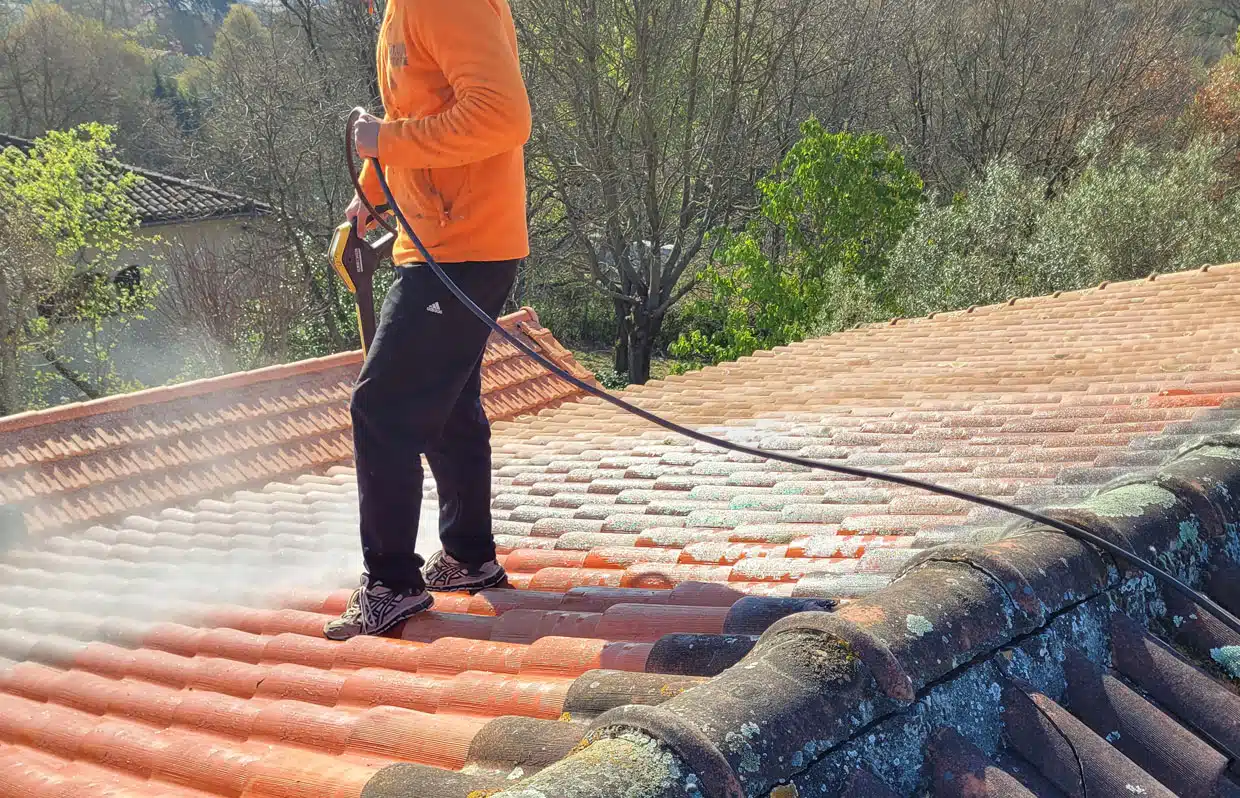 Application d'un traitement hydrofuge au pulvérisateur aux Pradettes