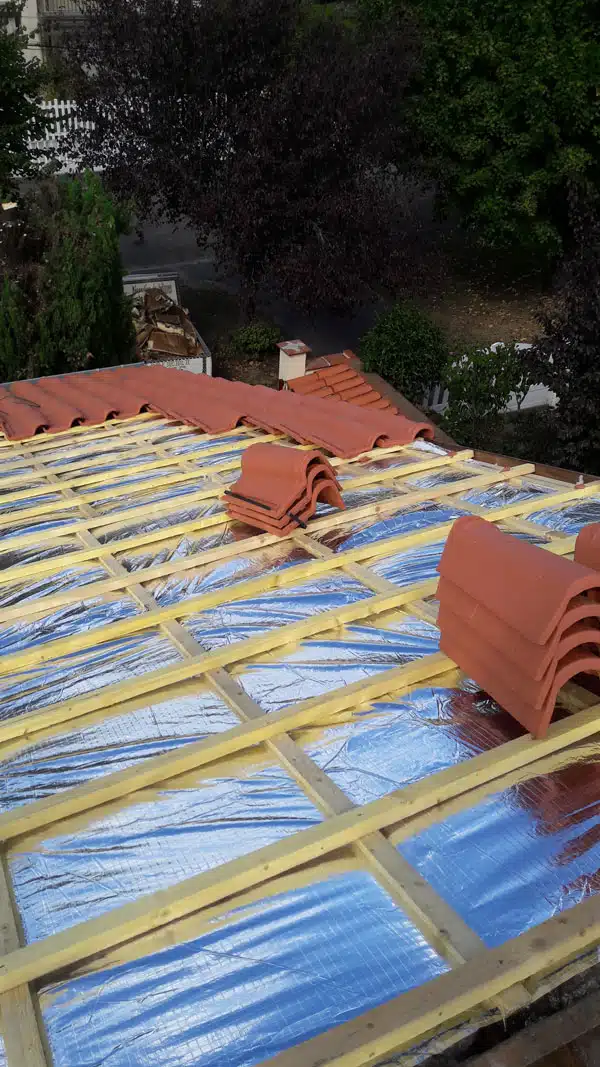 Écran sous-toiture bleu et liteaux neufs posés à Auterive