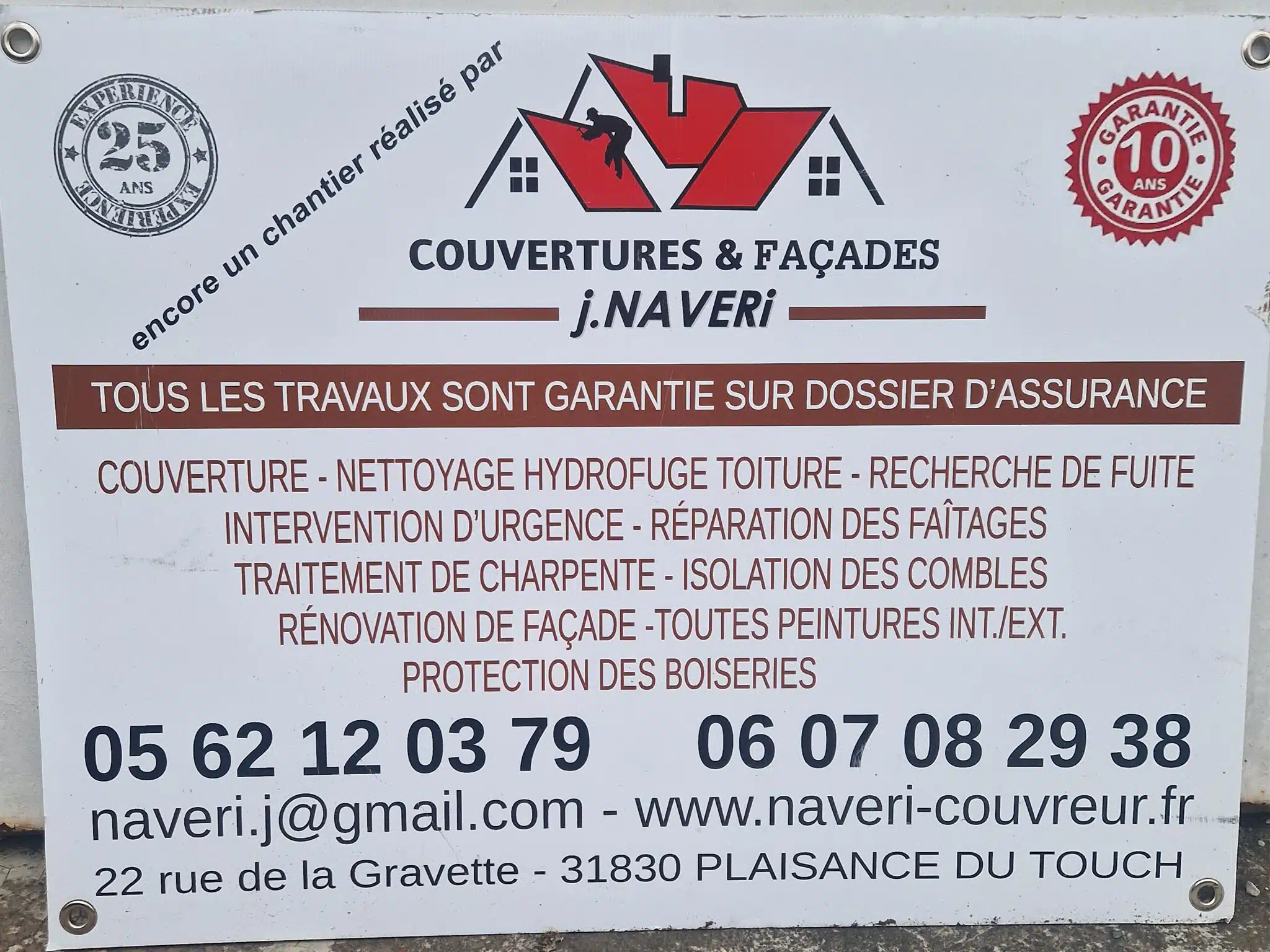 Panneau de chantier détaillant les prestations de couverture et façade